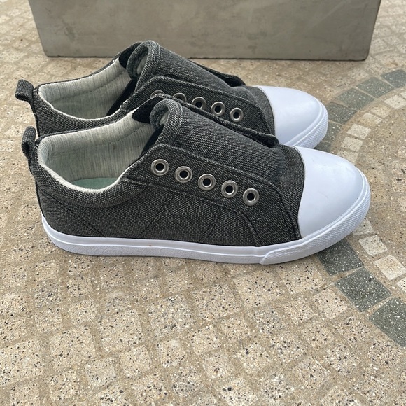 Cat and jack size 12 gently worn shoes - Picture 5 of 6